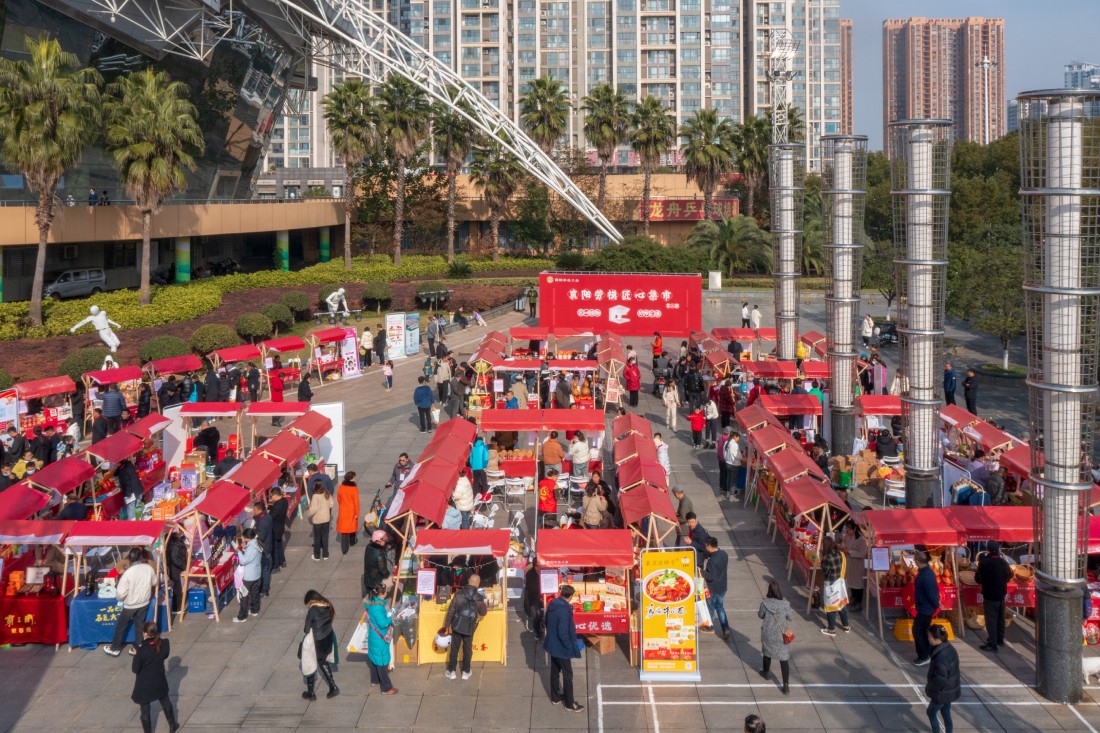 1襄阳劳模匠心集市  吴肖 摄.jpg