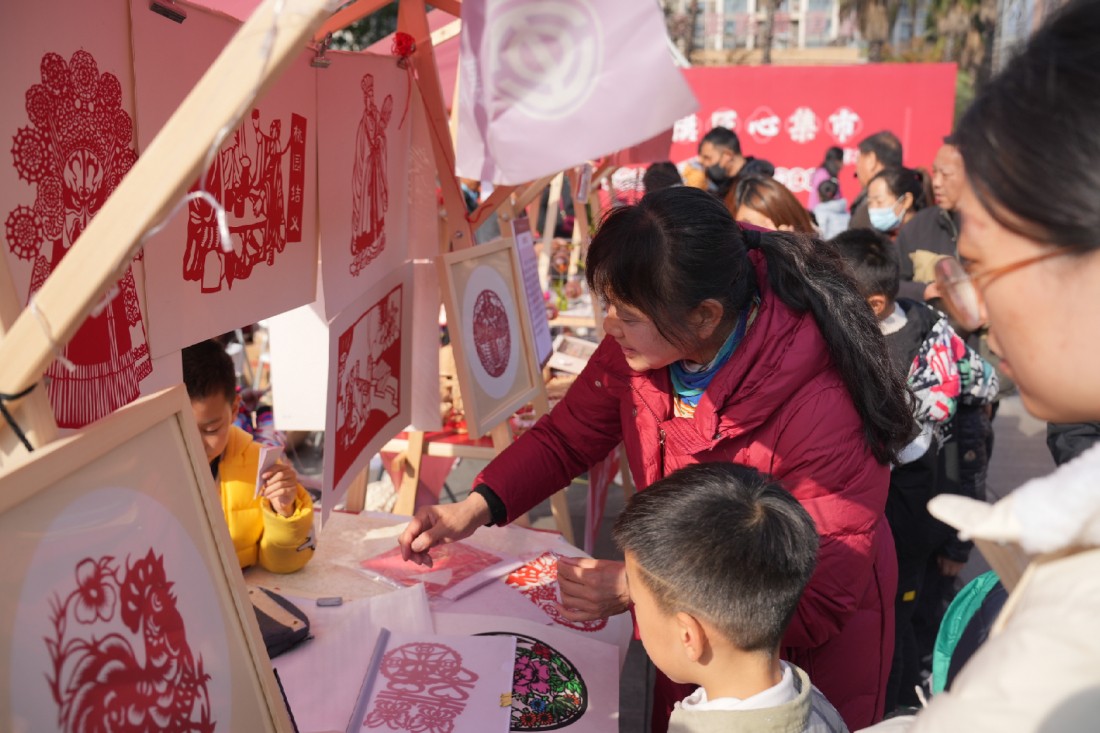 6襄阳劳模匠心集市  吴肖 摄.jpg