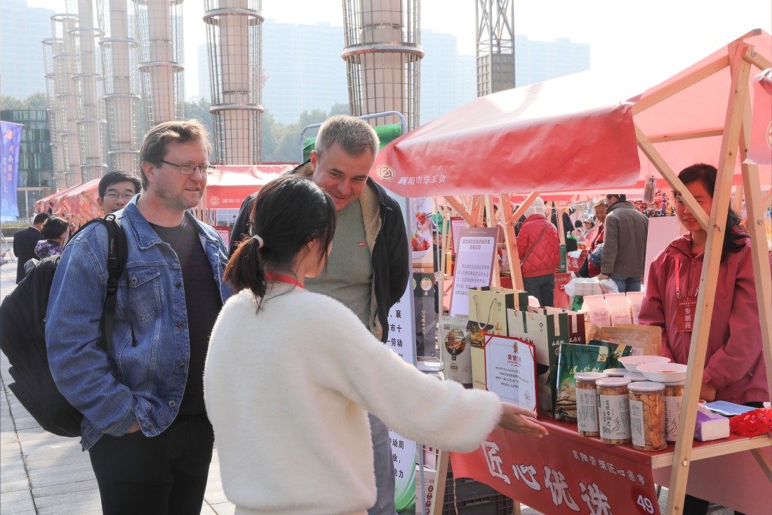 5襄阳劳模匠心集市  吴肖 摄.jpg