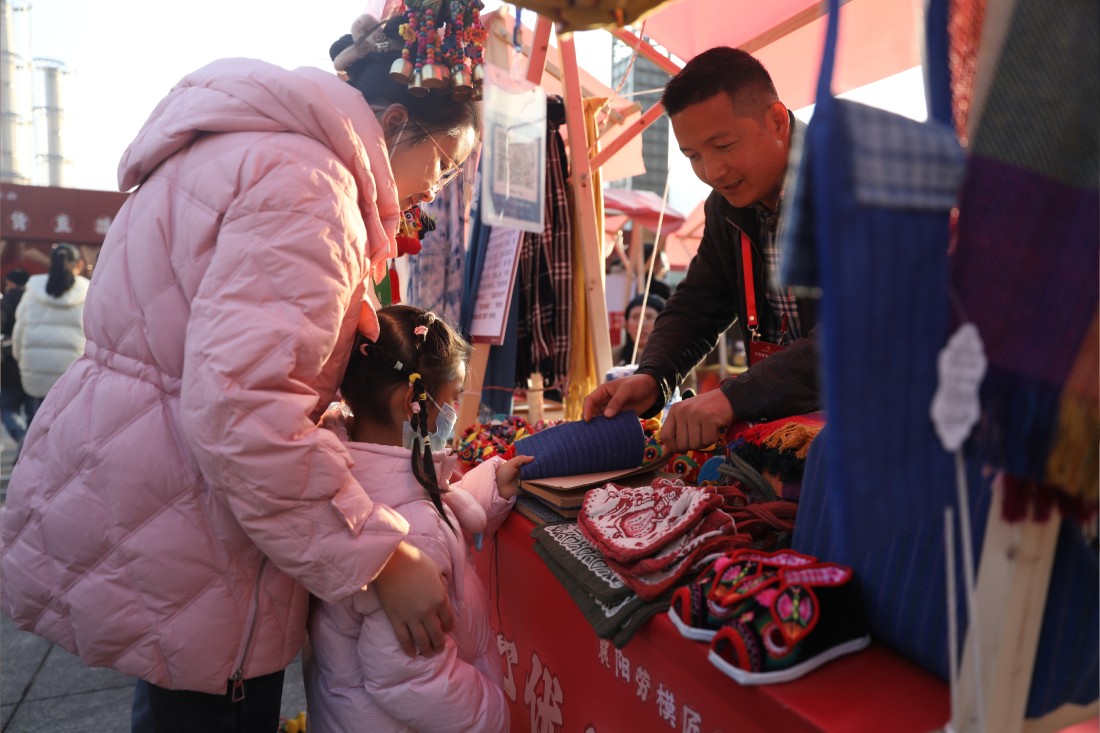 11襄阳劳模匠心集市  吴肖 摄.jpg